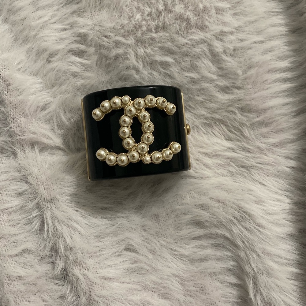 Pearl Chanel bracelet black and white . Original